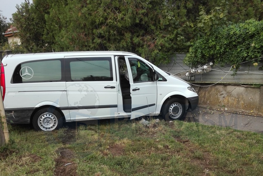FOTO. Accident cu victimă. Un microbuz a spulberat un stâlp! O stradă a rămas fără curent