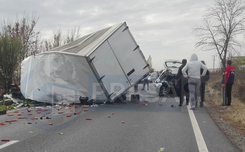FOTO/VIDEO. Accident mortal. Impact frontal între o mașină și un camion