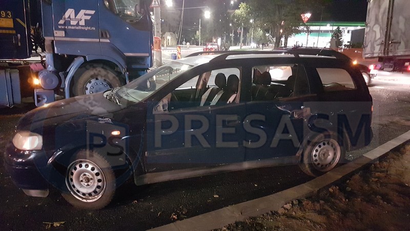 FOTOGALERIE. Accident în sensul de la NEPI. Un camion al Armatei a acroșat o mașină