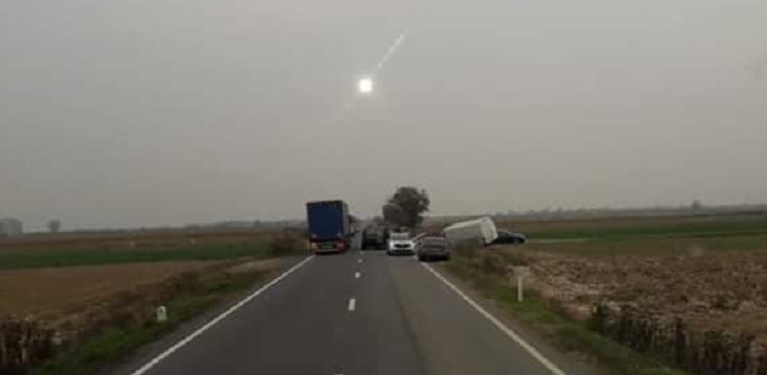 FOTO. Accident rutier, o autoutilitară a ajuns în șanț. Trafic îngreunat