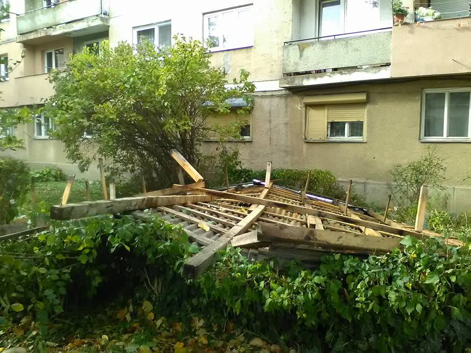 FOTO. Acoperișul unui bloc, smuls de vânt! La un pas de tragedie