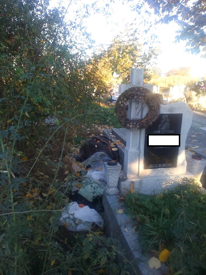 FOTO. Sătmăreanul care doarme printre morminte. Imagini macabre!