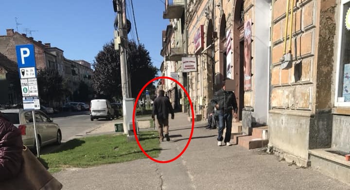 FOTO. Un individ agresează oameni pe stradă cu o botă și pietre, în Satu Mare