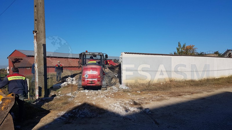 FOTO/VIDEO. Primăria demolează cu buldozerul construcțiile ilegale în localitatea bogaților
