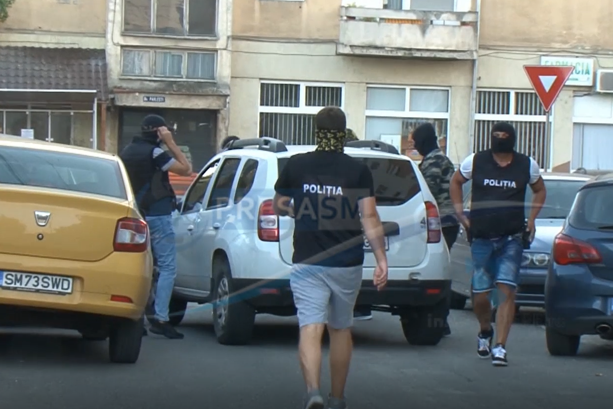 FOTO. Zeci de percheziții la falsificatorii din Satu Mare! Mii de bancnote de 100 lei false plasate în județ!