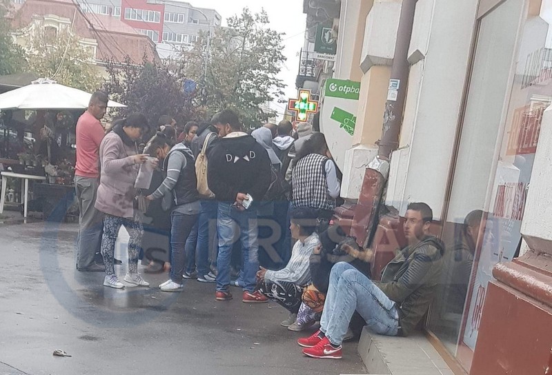 FOTO. Ungaria ”cumpără” elevi în județul Satu Mare. Romii iau cu asalt bancomatele