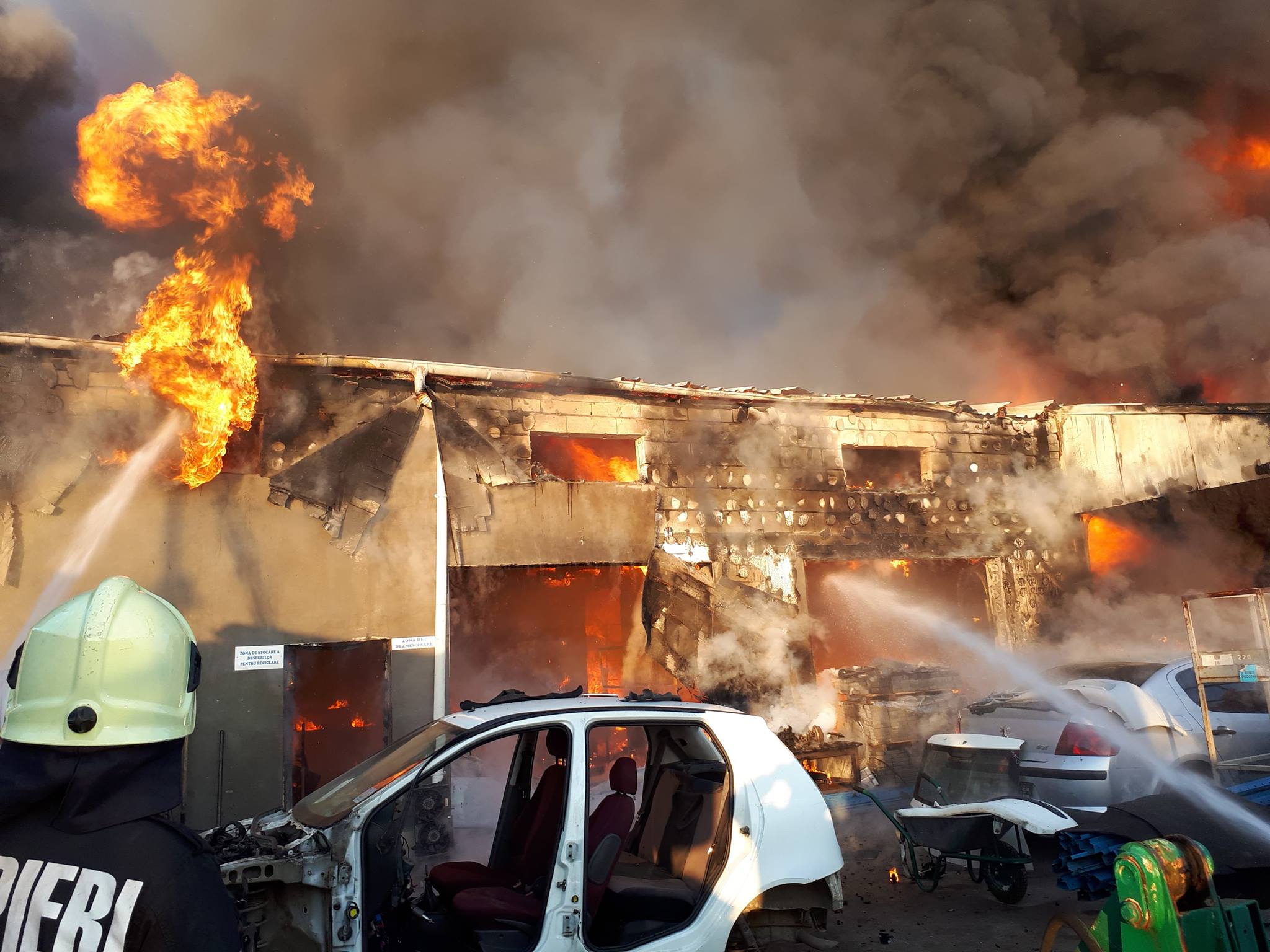 Incendiu de amploare în municipiul Satu Mare. Arde un atelier auto