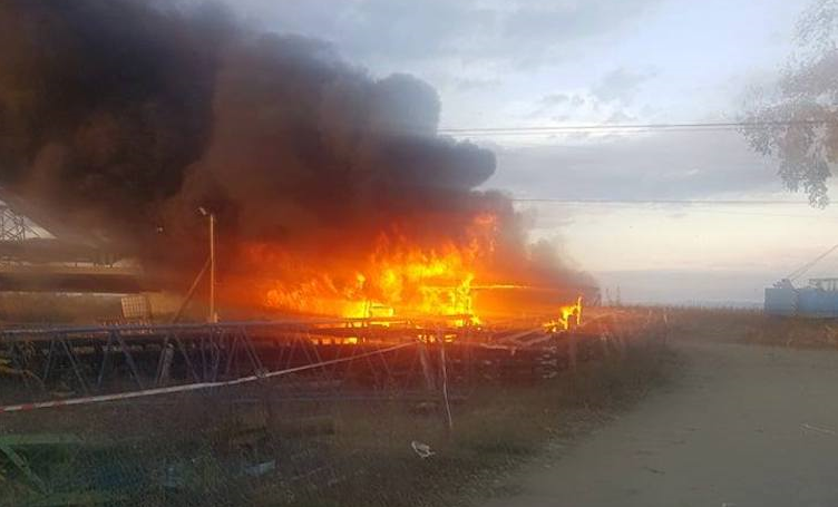 FOTO. Incendiu masiv pe șantierul unui pod peste râul Someș