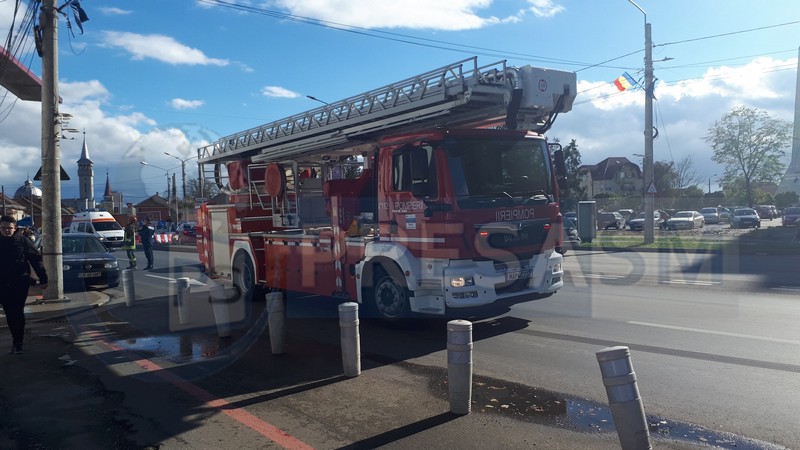 FOTO/VIDEO. Sensul de la Burdea, luat de vânt! Panouri smulse de rafale. Intervin pompierii!
