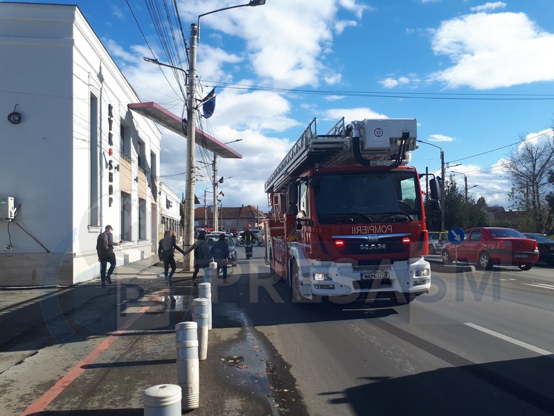 FOTO/VIDEO. BILANȚUL distrugerilor în Satu Mare: acoperișuri, stâlpi și copaci rupți de vânt