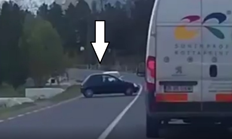 FOTO/VIDEO. Șofer pericol public. Întoarcere în curbă, a oprit tot traficul