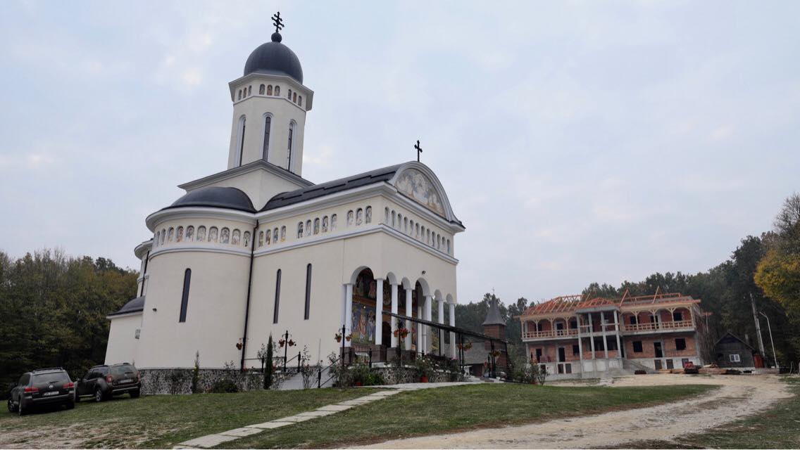 FOTO. Tânăr reținut pentru furt și droguri la Mănăstirea Măriuș! A sustras banii din cutia milei!