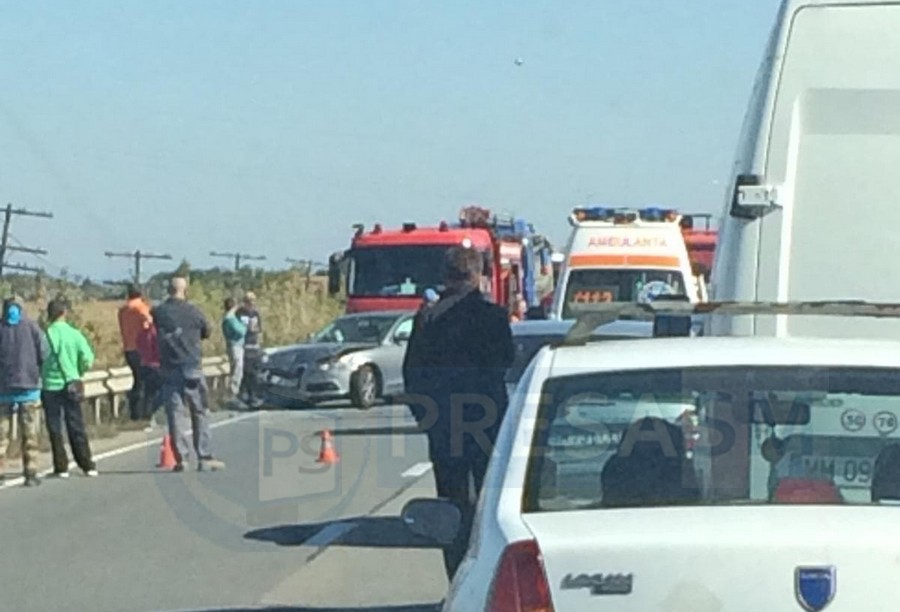 Accident cu trei victime! Un șofer a intrat cu mașina într-un sens giratoriu