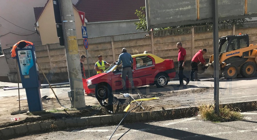 FOTO. Lovitură totală a lui Dorel. Taxi într-un șanț în Satu Mare