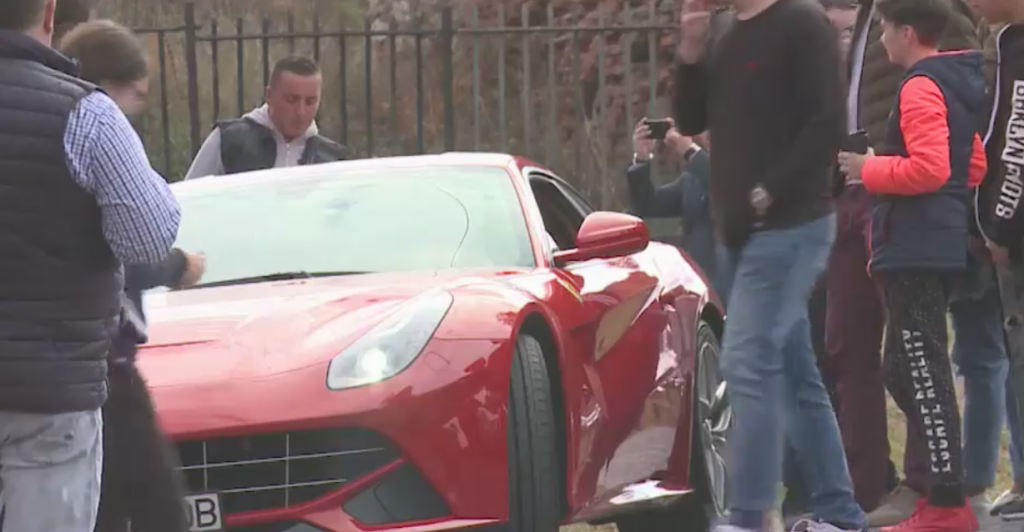 FOTO/VIDEO. CADOU. Un sătmărean plimbă cu FERARRI-ul donatorii de sânge