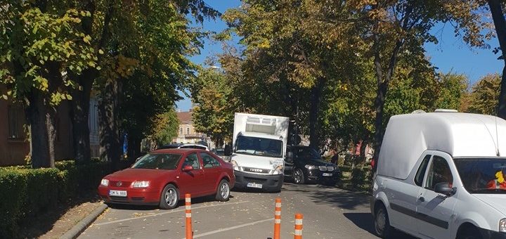 FOTO. Unei autospeciale i-a zburat roata. Trafic îngreunat în centrul Sătmarului