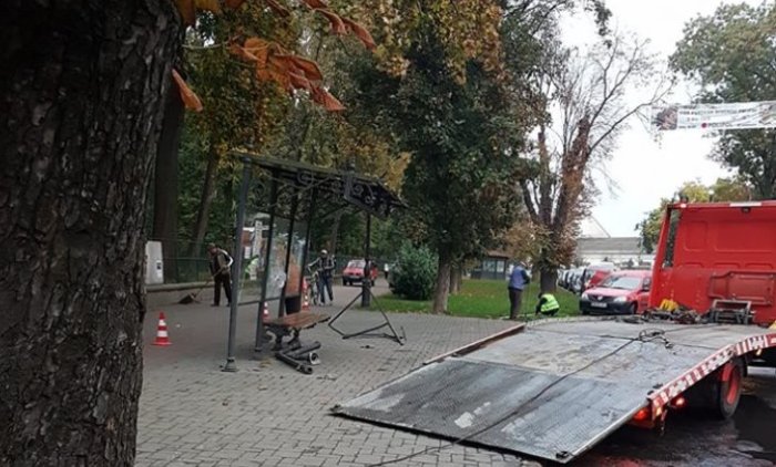 FOTO. Un tânăr a spulberat cu BMW-ul o stație de autobuz