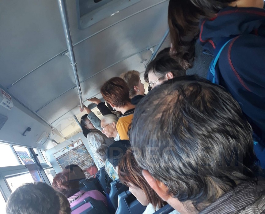 FOTO/VIDEO. Înghesuială în unele autobuze din Satu Mare. Nervi întinși la maxim
