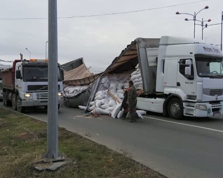 FOTOGALERIE. TIR rupt în două pe DN 19, între Oradea și Satu Mare