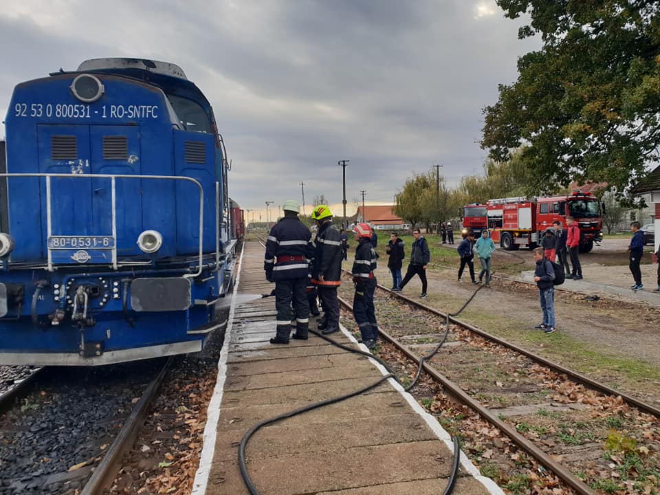FOTO. Bătaie de joc! Zeci de copii au mers pe jos zeci de km, după ce locomotiva a luat foc!