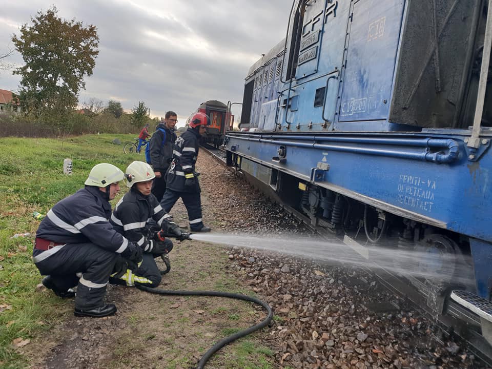 VIDEO. Întârziere uriașă pentru trenul Satu Mare - București, după ce o locomotivă a luat foc
