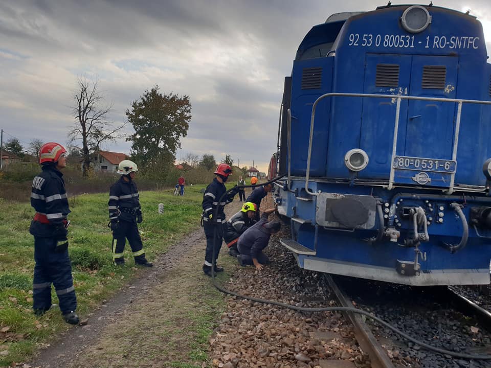 Trailer acroșat de tren în județul Satu Mare. Circulație întreruptă