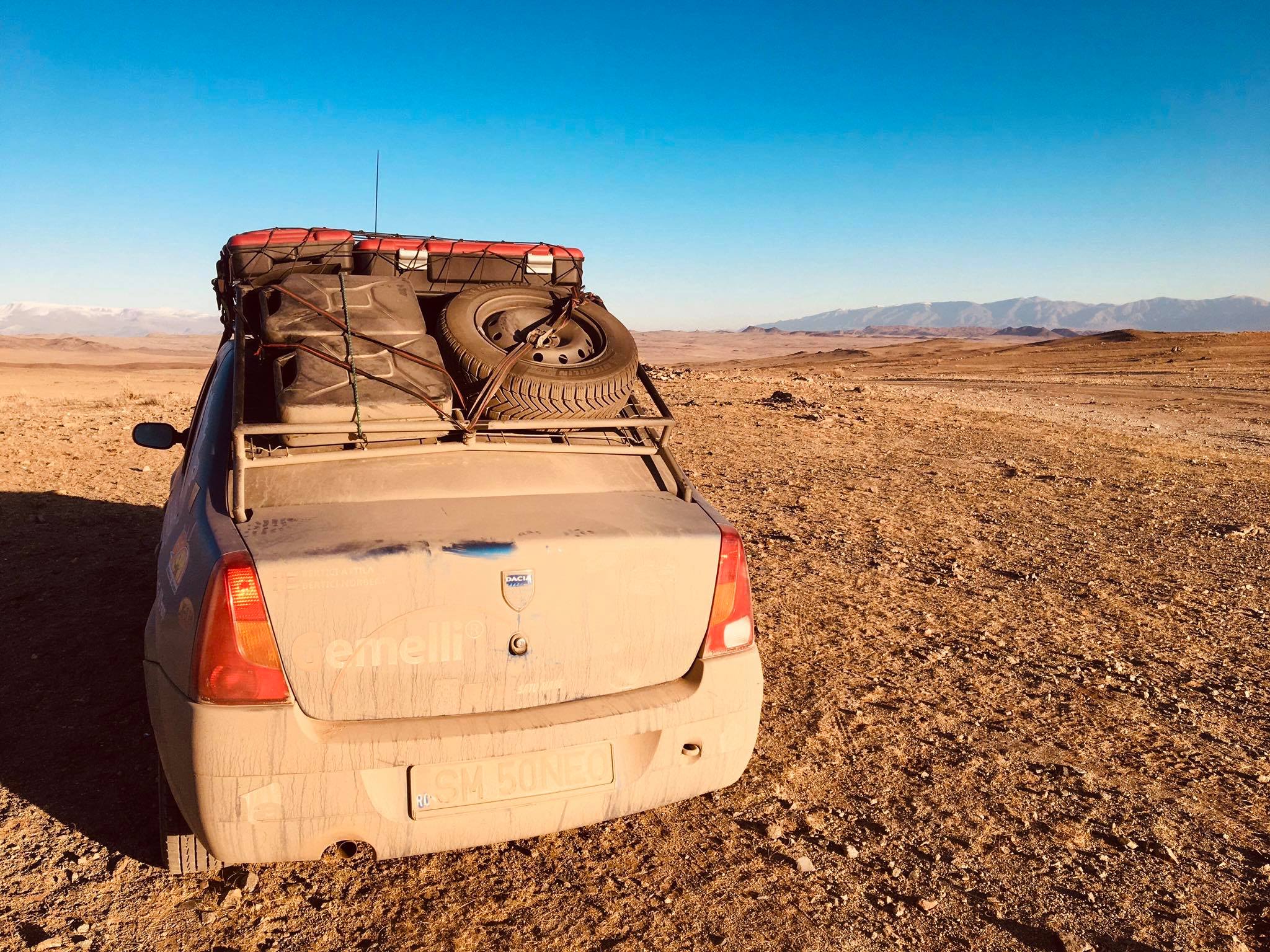 VIDEO. Doi frați din Satu Mare pornesc într-o aventură nebună: cu Dacia prin deșertul african