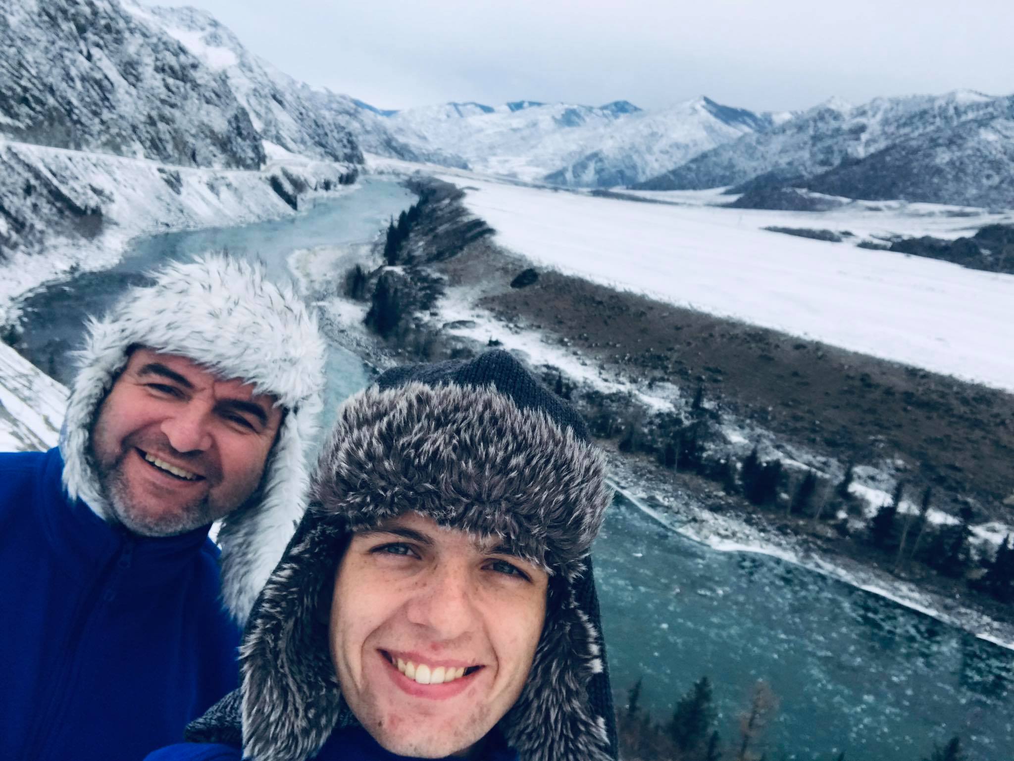 FOTO/VIDEO. Condiții extreme, mașina dă primele semne de oboseală. Aventura echipei Bertici continuă!