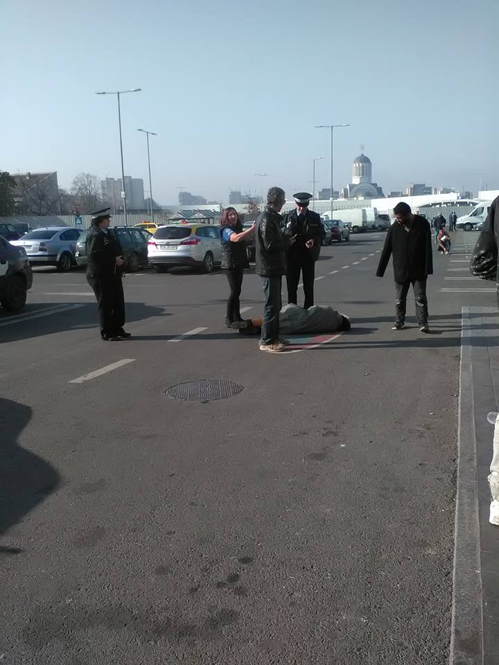 FOTO. Persoană căzută pe drum la Kaufland. Aproape nimeni nu a intervenit