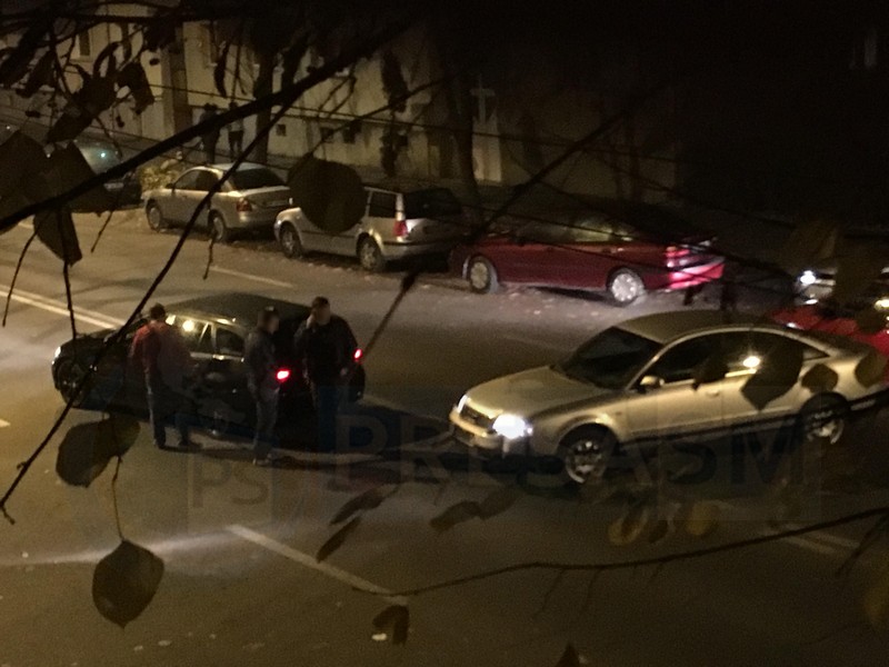 FOTO. Accident în Micro 17, din cauza mașinilor parcate în locuri interzise