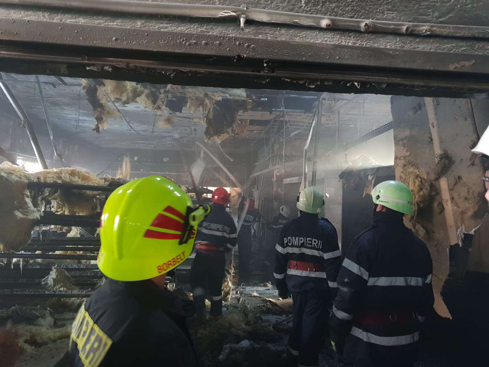FOTO/VIDEO. Incendiu de amploare la o fabrică! Muncitorii s-au autoevacuat. Intervin pompierii!
