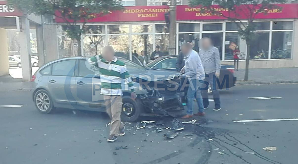 FOTOGALERIE. Accident rutier în municipiul Satu Mare. Impact între două mașini