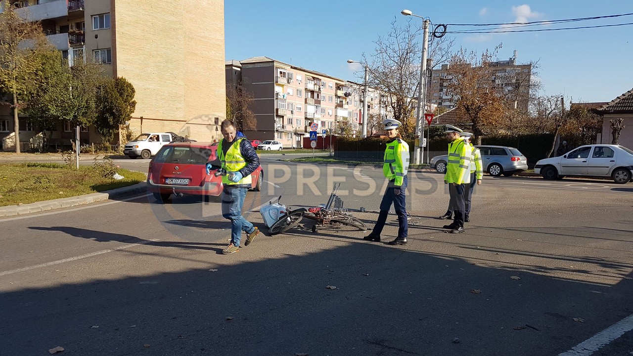 FOTO/VIDEO. Biciclist lovit în plin de o mașină, în municipiul Satu Mare