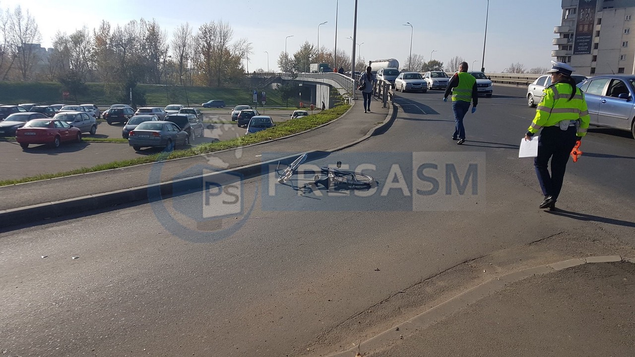 FOTOGALERIE. Accident cu victimă pe Podul Decebal. Un biciclist a intrat într-o mașină