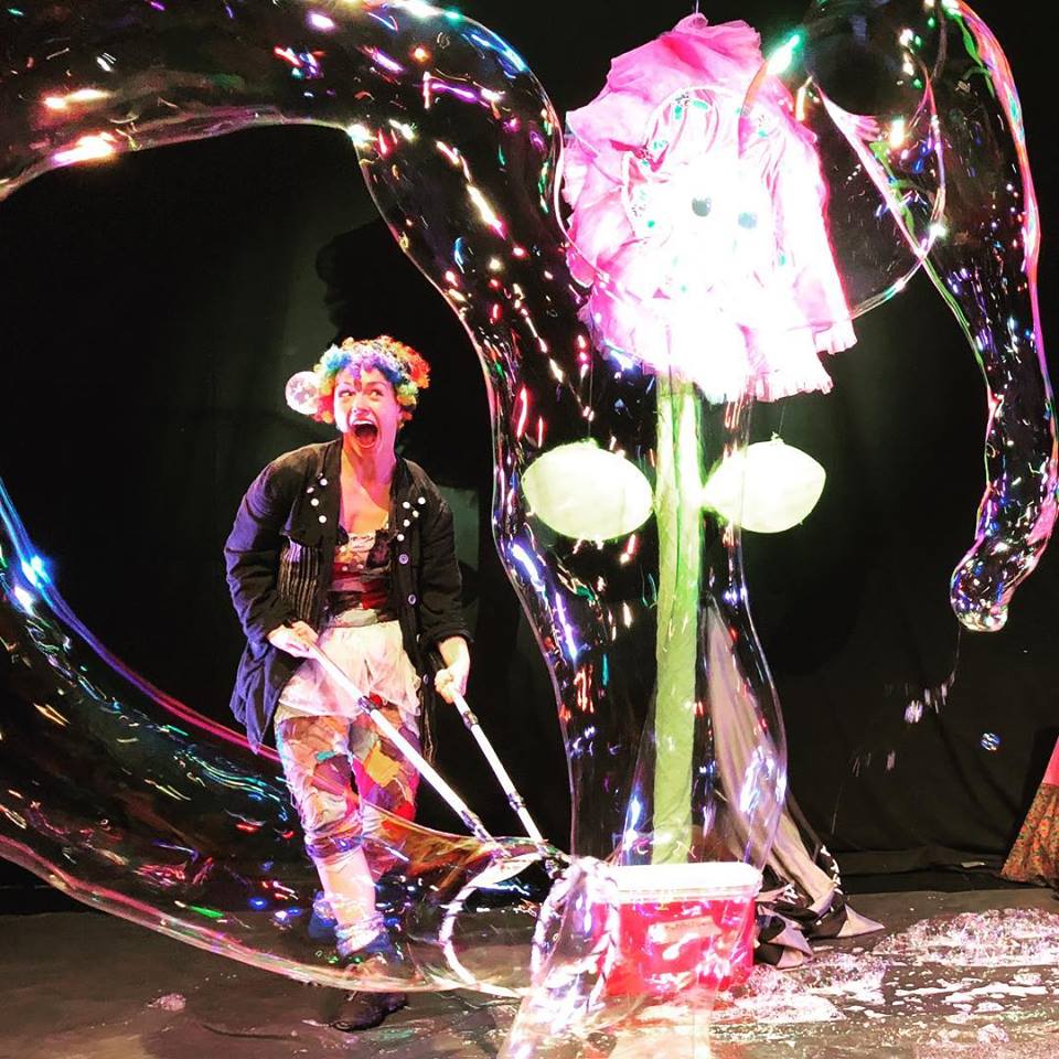 FOTO. PREMIERĂ. Bubble Show la Satu Mare. Spectacol cu baloane de săpun și multe alte surprize