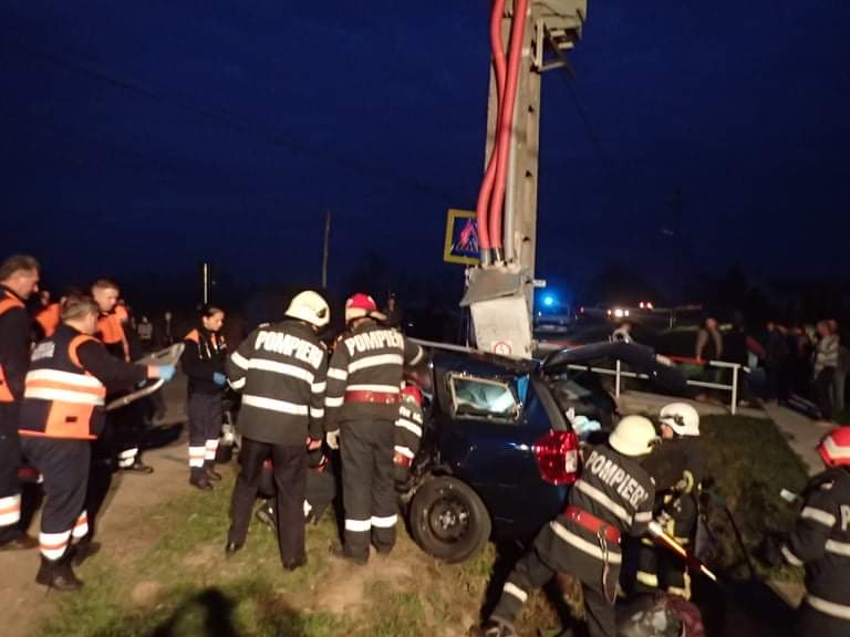 Accident rutier grav, cu două femei încarcerate. Post trafo căzut peste o mașină
