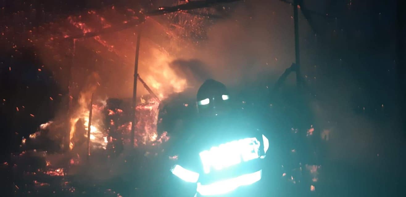 FOTO. Incendiu de amploare. Exista pericolul de propagare la casele învecinate
