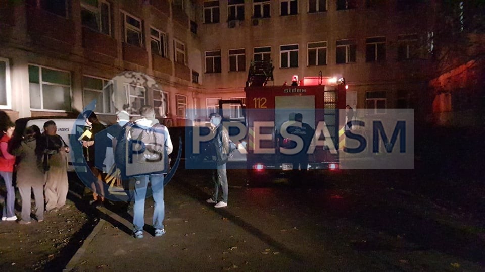 FOTO/VIDEO. PANICĂ. Incendiu la Spitalul Județean. Clădirea în beznă, zeci de persoane evacuate