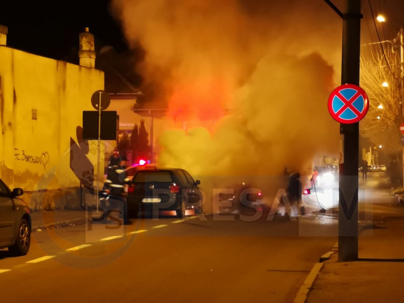FOTO/VIDEO. O mașină a luat foc în centrul municipiului Satu Mare