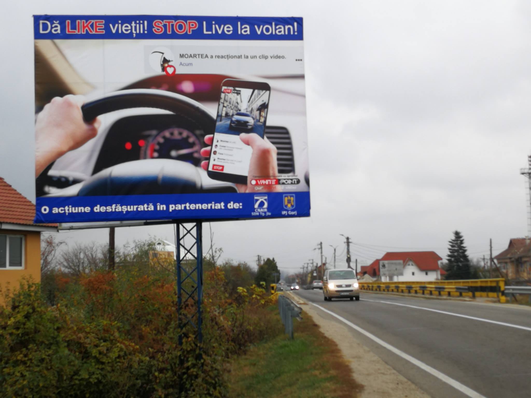 Campanie inedită pe șosele de la noi. Mesajul de pe panourile de avertizare