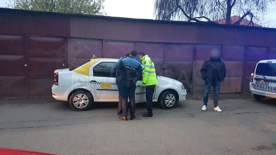 FOTO/VIDEO. Un taximetrist băut și pus pe scandal a intrat cu mașina în garaje