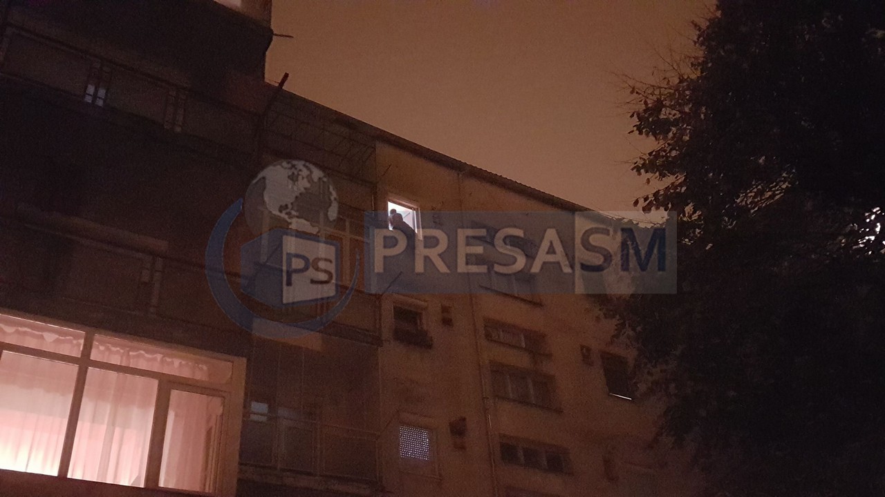 FOTO/VIDEO. SCANDAL monstru. Un bărbat a vrut să se arunce de la etaj