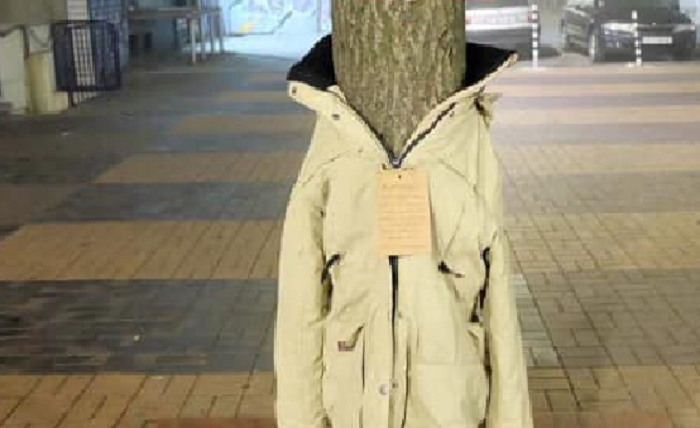 MOBILIZARE. Campania unei sătmărence: haine pe copaci pentru oamenii amărâți