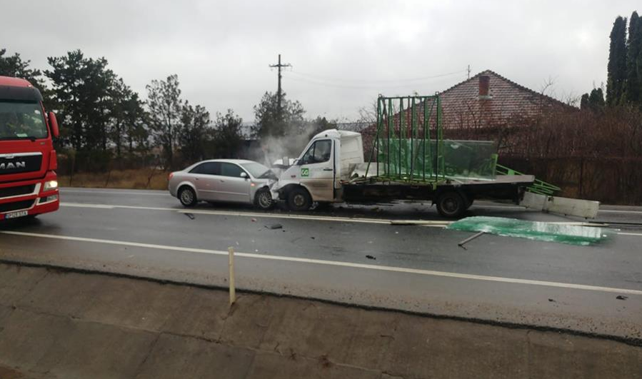 FOTO. Careian implicat într-un grav accident! Impact frontal între două mașini