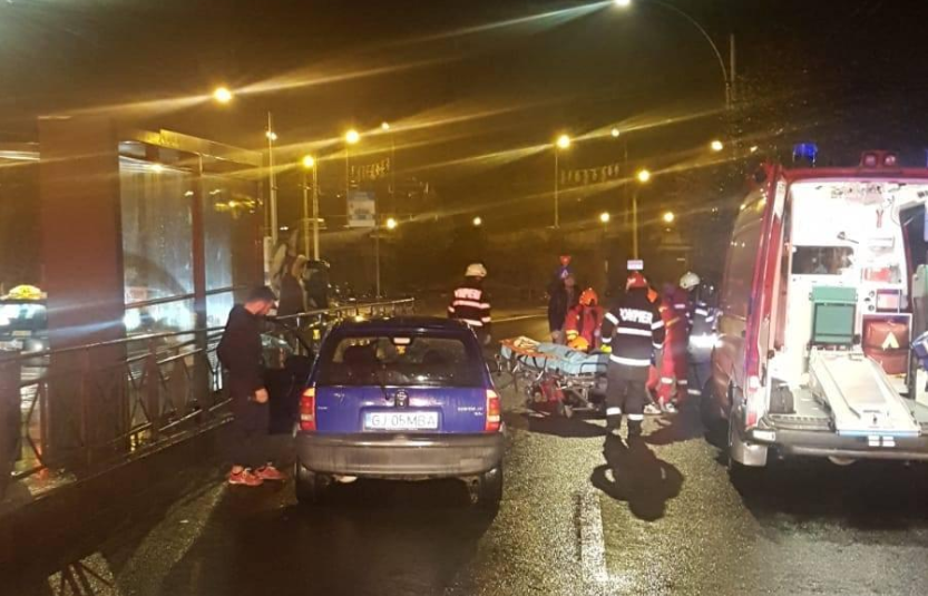FOTOGALERIE. Sătmăreancă, de 19 ani, lovită în plin de o mașină pe trecerea de pietoni
