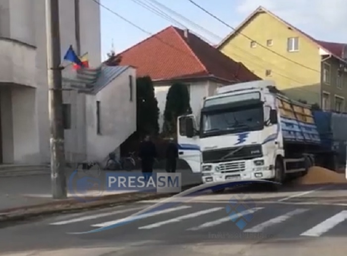 VIDEO. Accident în Carei. Camion defect, cereale împrăștiate pe DN 19