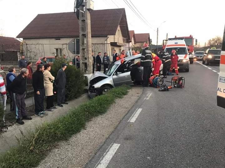 FOTO/VIDEO. Accident mortal în Maramureș. Un bărbat a intrat cu mașina într-un stâlp