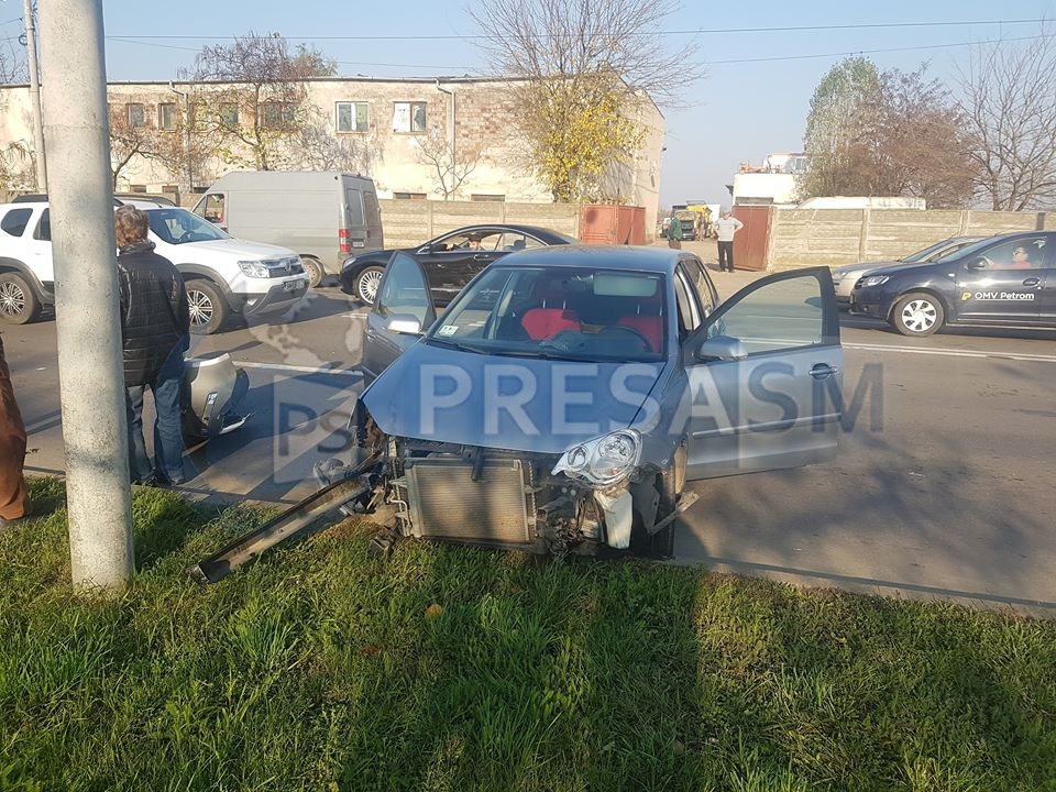 FOTO. Accident în Satu Mare. A lovit o mașină în care se afla și un copil
