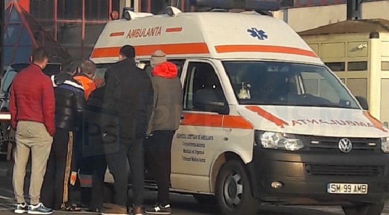 FOTO. INCREDIBIL! Șoferul violent de la Petea a sărit și din ambulanță, în Satu Mare!
