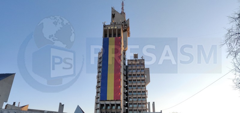 FOTOGALERIE. Drapel uriaș pe Palatul Administrativ! 30 de metri și 200 de kg!